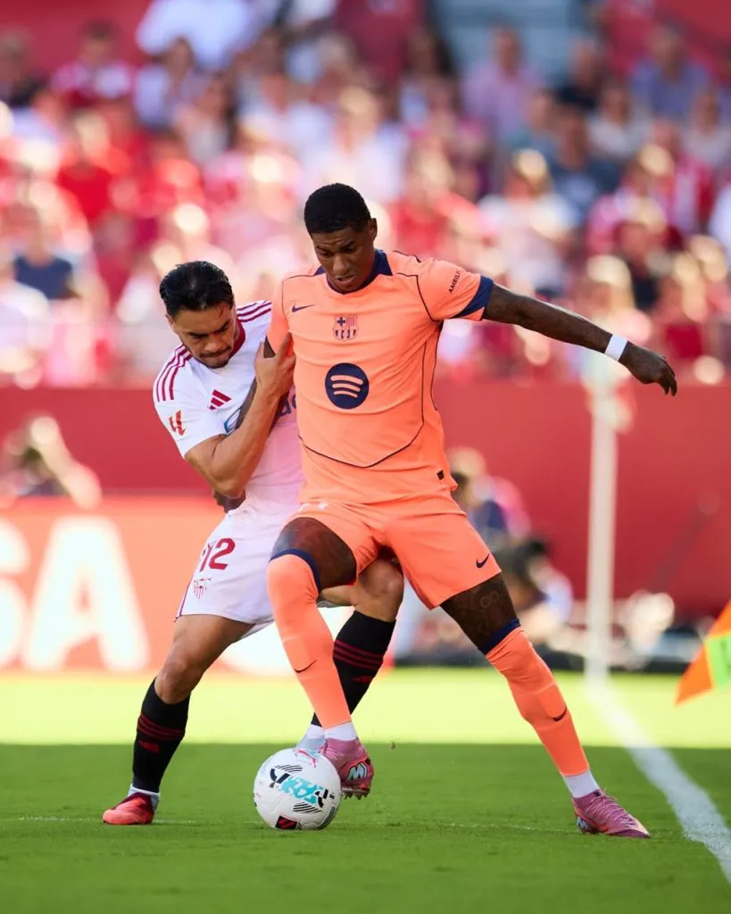 Gabriel Suazo marcando a Marcus Rashford. Foto: Sevilla