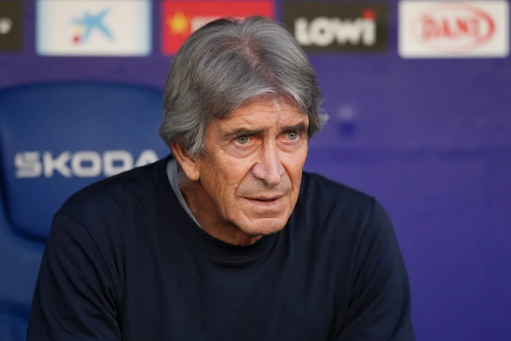 Manuel Pellegrini quedó molesto con el arbitraje en Barcelona. (Photo by Alex Caparros/Getty Images)