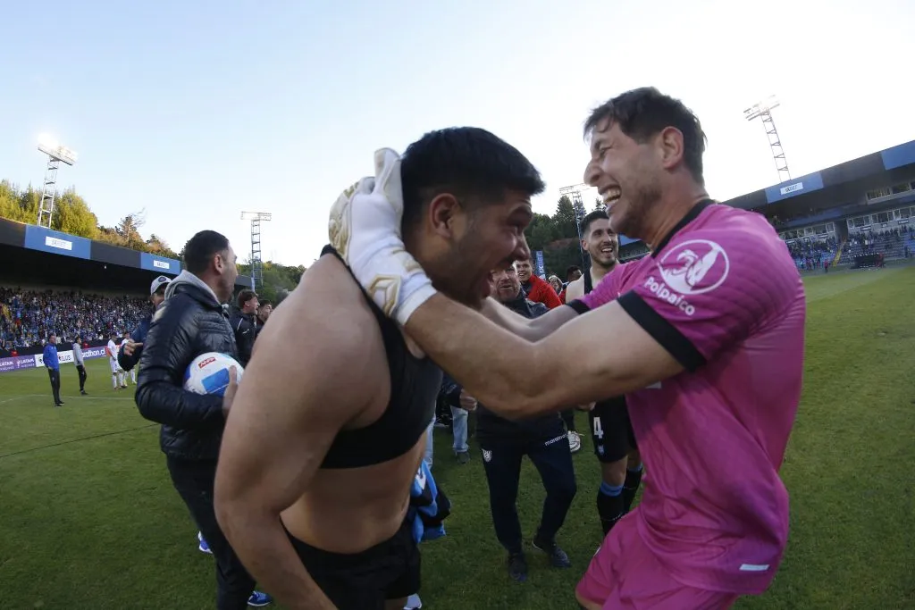 Lionel Altamirano celebra junto a Rodrigo Odriozola. Fueron las dos figuras de Huachipato en la semifinal. (MARCO VAZQUEZ/Photosport).