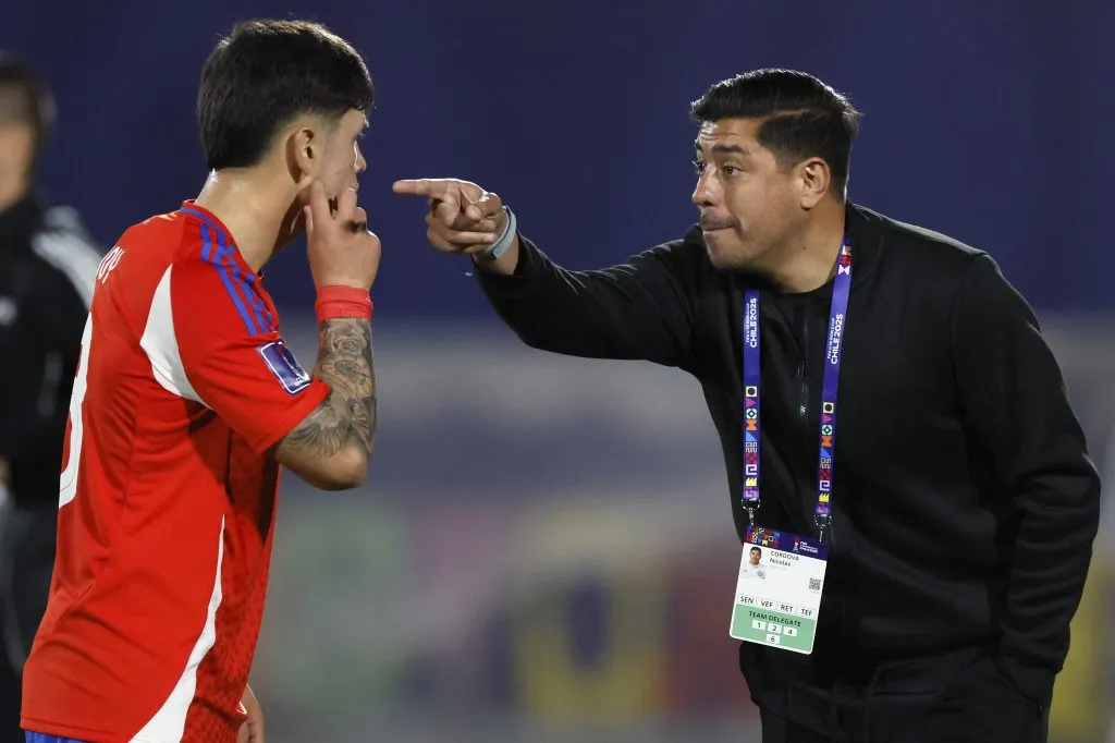 Mario Salas recrimina a Nicolás Córdova.