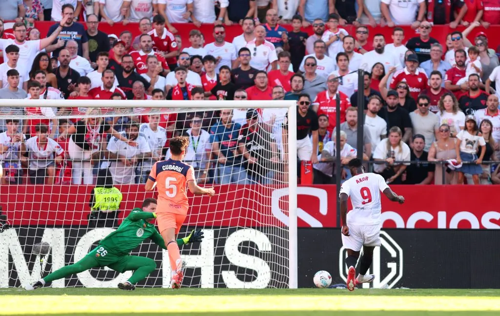El gol de Akor Adams ante el Sevilla. (Fran Santiago/Getty Images).