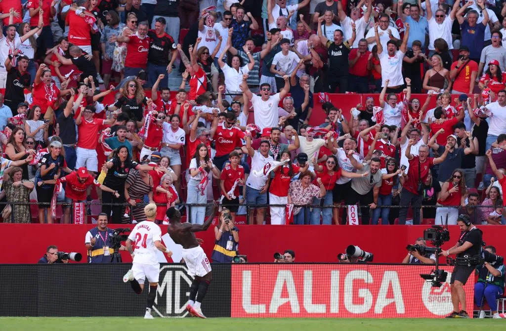 Otra imagen del festejo de Akor Adams junto a Januzaj en el Sevilla. (Fran Santiago/Getty Images).