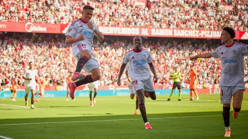 Alexis abrió la cuenta en Sevilla ante Barcelona.