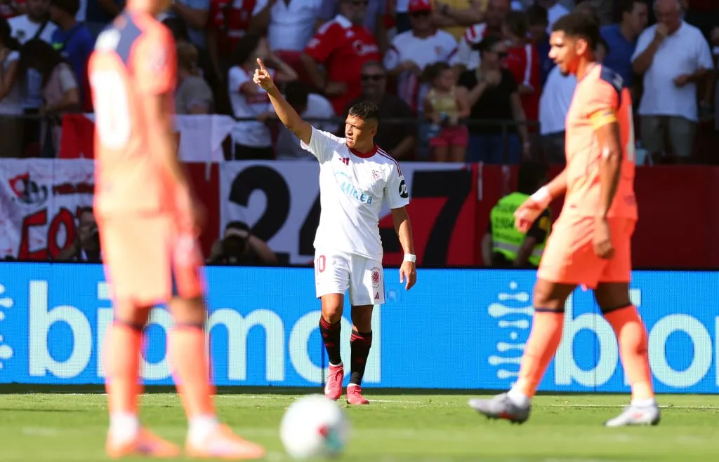 Revuelo en Sevilla: Alexis se termina de ganar a su nuevo club por celebrar el gol contra el Barcelona y demostrar su compromiso y nuevo amor blanquirrojo.