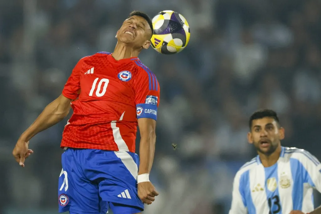 Alexis Sánchez en acción frente a Argentina en las Eliminatorias 2026. (Andres Pina/Photosport).