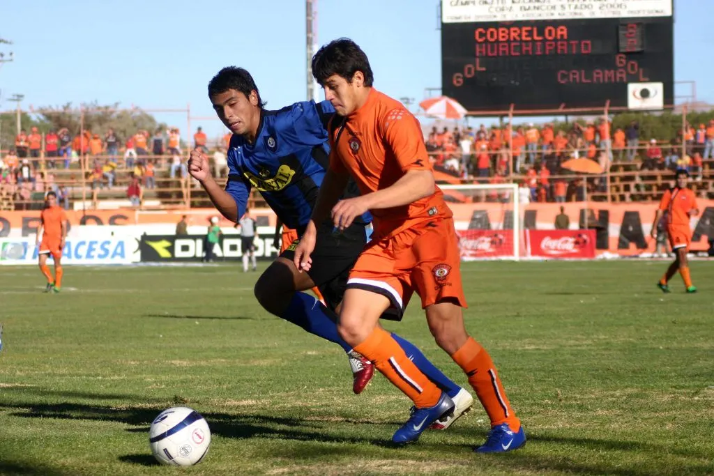 Gonzalo Jara marca a Alexis Sánchez en un duelo entre Huachipato y Cobreloa. (Photosport).