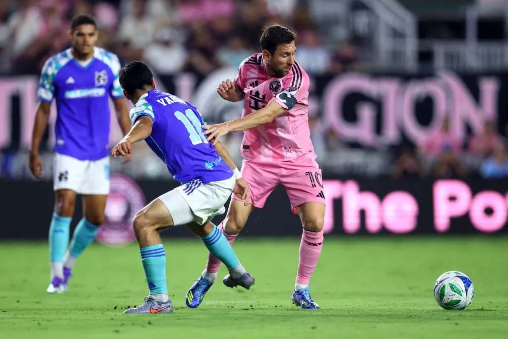 Obed Vargas jugando contra Lionel Messi