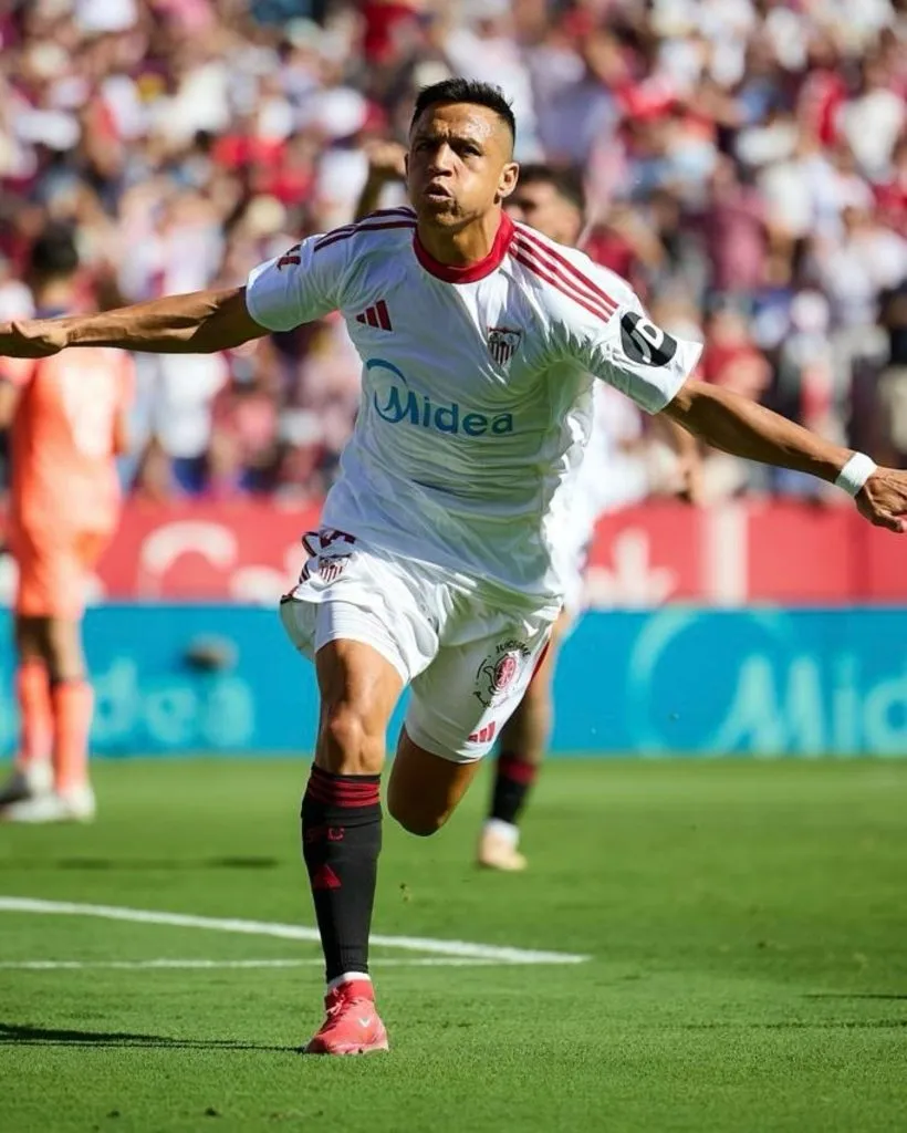 Alexis Sánchez celebra su gol ante Barcelona en Sevilla