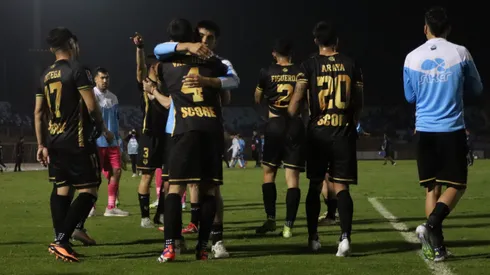 Arde la Primera B con el descenso.