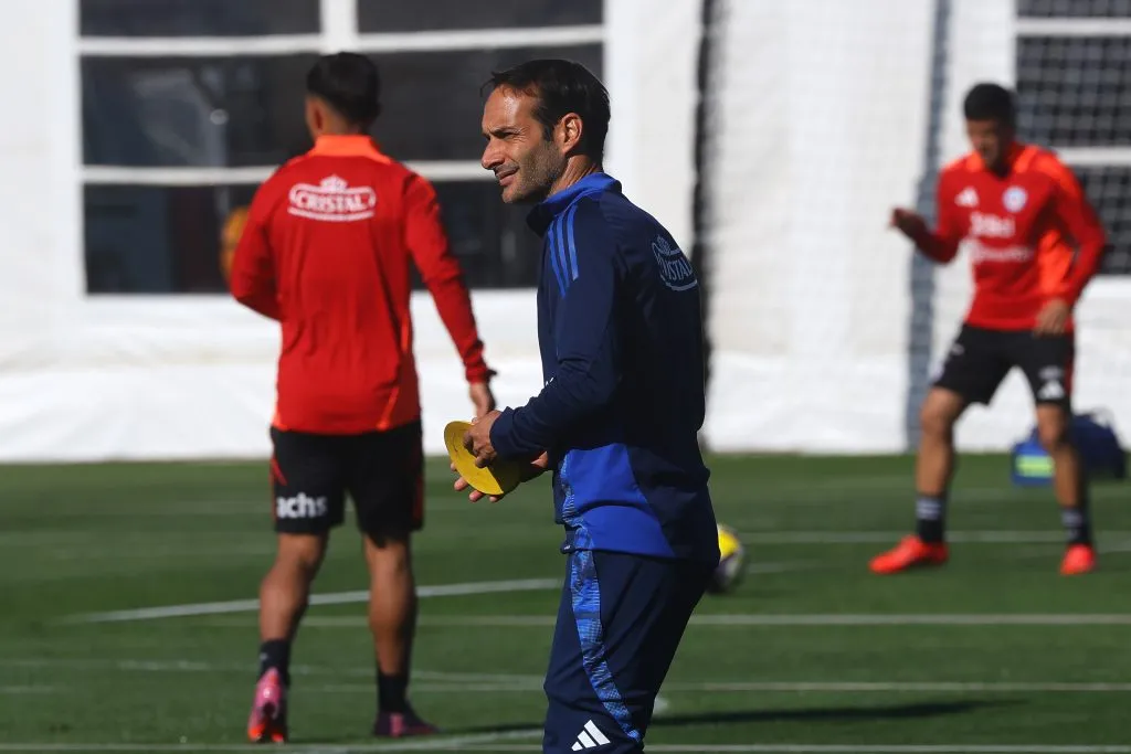 Sebastián Miranda improvisó una novedosa formación en Chile para el amistoso con Perú. Foto: Photosport.