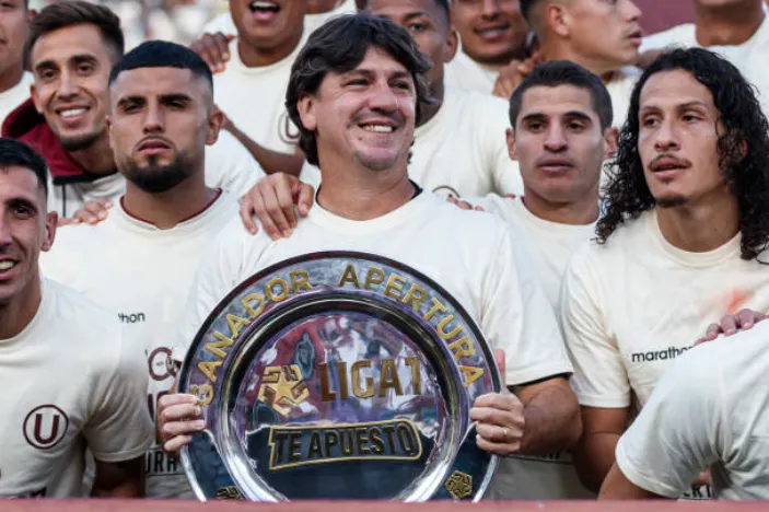 Jean Ferrari fue campeón como director deportivo de Universitario, donde juega el chileno Rodrigo Ureña (a su espalda). Foto: Getty Images.