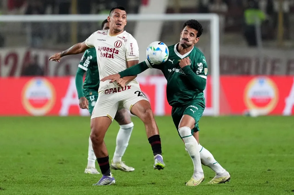 Álex Valera en acción por Universitario ante Palmeiras en la Copa Libertadores. (aul Sifuentes/Getty Images).