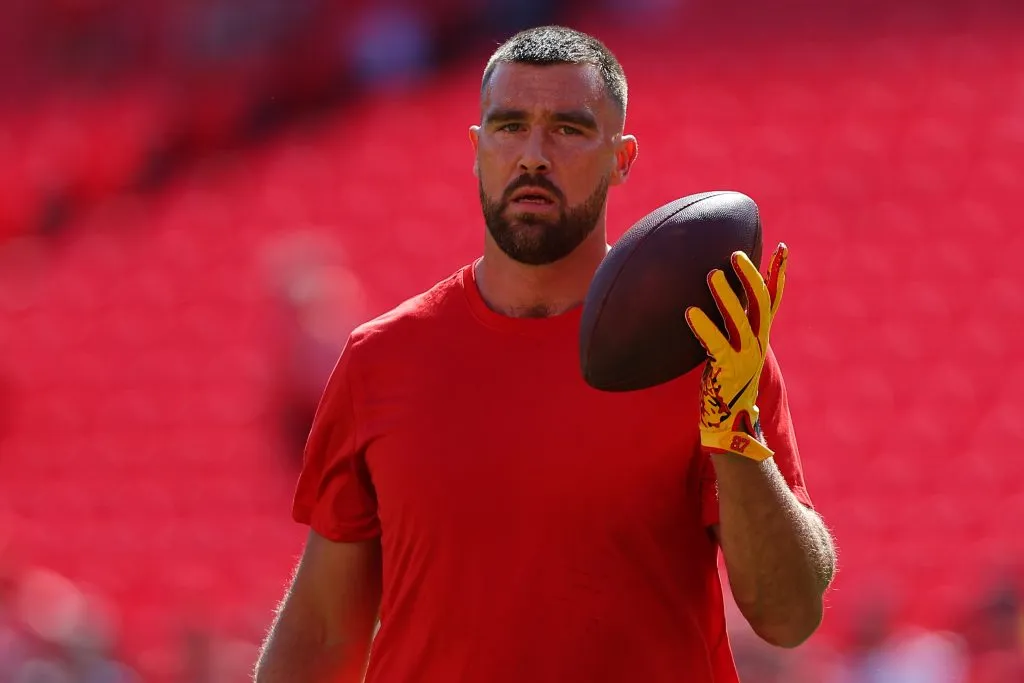 Travis Kelce juega en los Kansas City Chiefs /Getty Images)