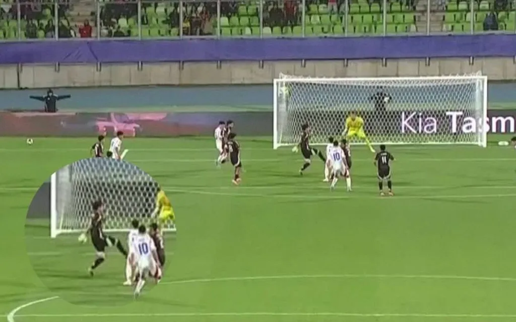 La mano mexicana en el área que ni el árbitro ni el VAR quisieron cobrar para Chile.