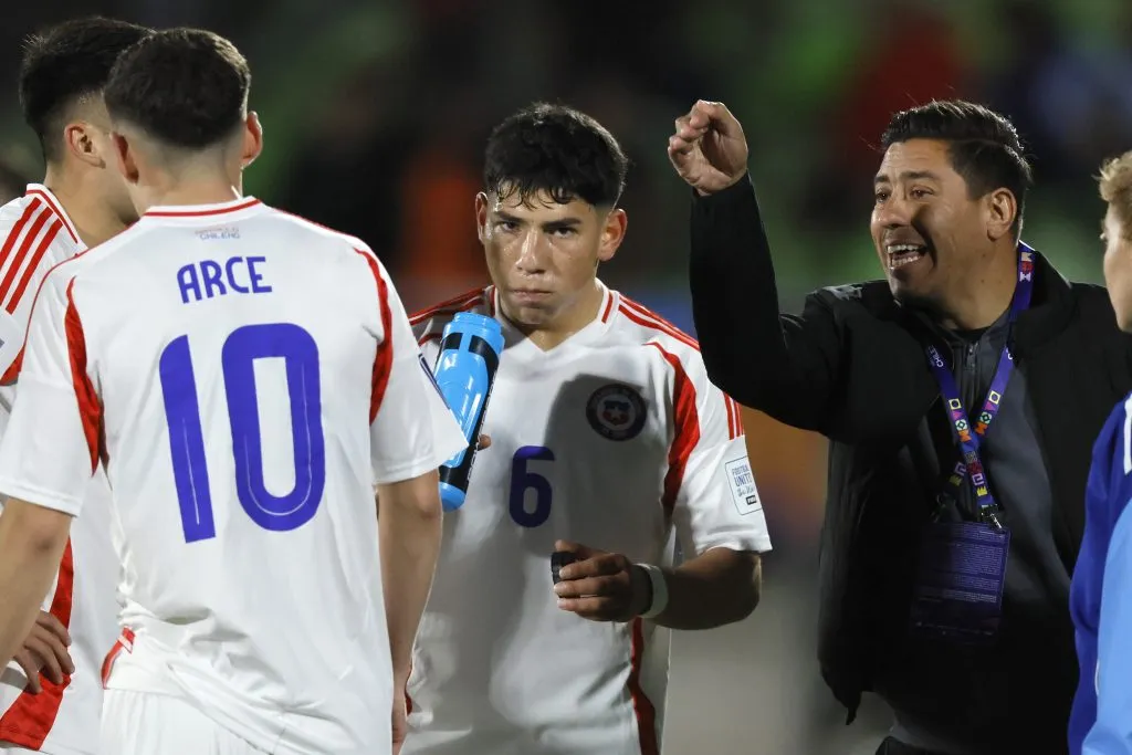 Agustín Arce escucha las indicaciones de Nicolás Córdova en la Copa del Mundo. (Andres Pina/Photosport).