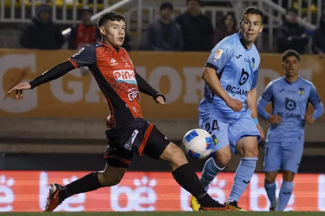 Agustín Arce en acción por Deportes Limache. (Andres Pina/Photosport).