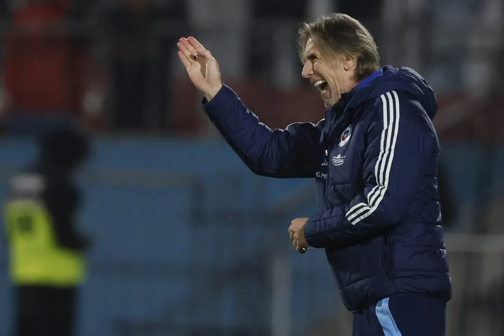 Ricardo Gareca da indicaciones en la selección chilena. (Andres Pina/Photosport).