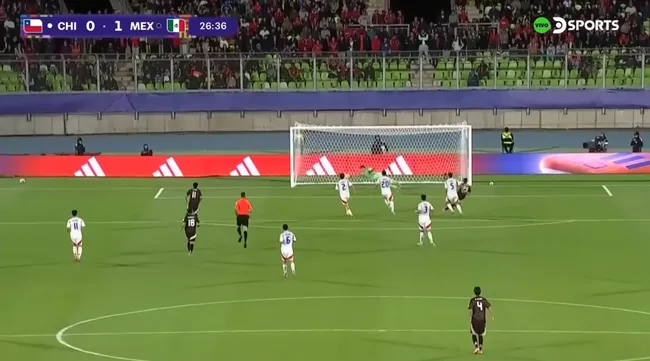 La reacción de Sebastián Mella en el primer gol de México. (Captura DSports Chile).