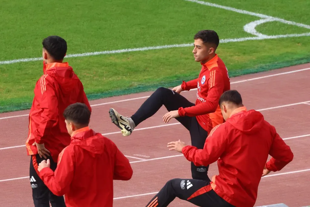 Lucas Assadi puede quedar fuera del partido ante Perú. Foto: Jonnathan Oyarzun/Photosport