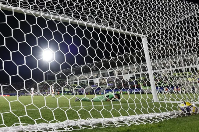 Sebastián Mella en uno de los goles que sufrió ante México. (Andres Pina/Photosport).