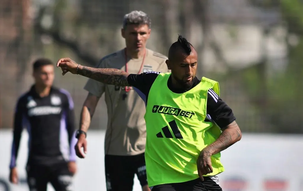 Fernando Ortiz dejó en claro que está feliz de tener a Arturo Vidal en el Cacique. | Foto: Colo Colo.
