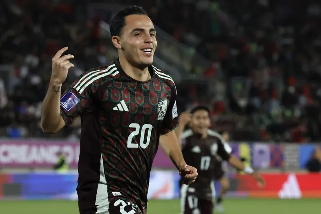 Hugo Camberos puede pasar de marcarle a Chile en el Mundial Sub 20 a jugar en el Sevilla con Alexis Sánchez y Gabriel Suazo. Foto: Photosport.