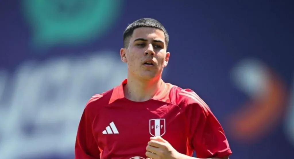 Felipe Chávez puede sumar minutos ante Chile.