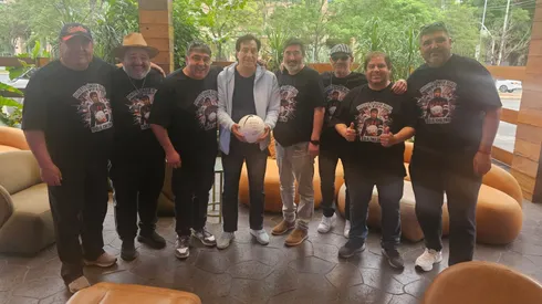 Pancho del Sur y sus amigos junto al Cóndor Rojas.