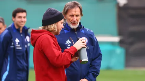 Ricardo Gareca "entrenando" a la selección chilena.