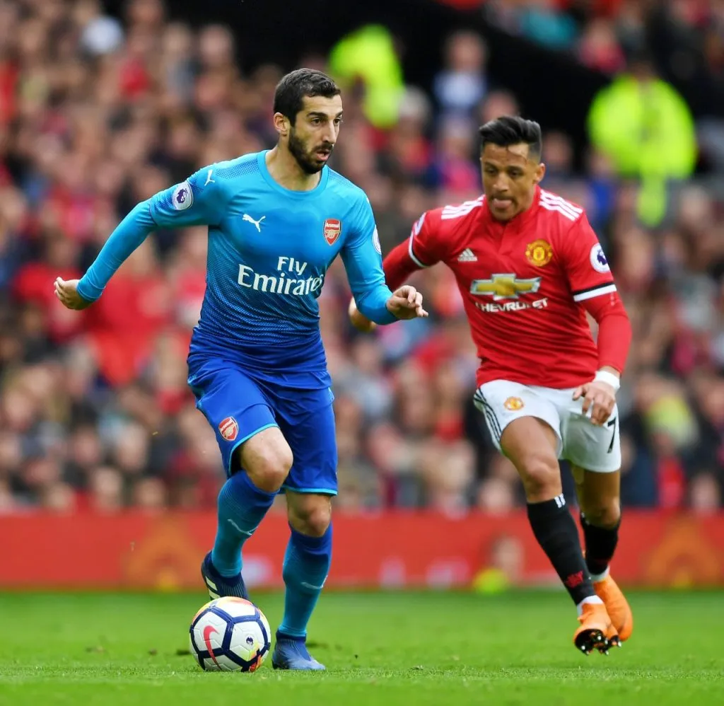 Henrikh Mkhitaryan enfrentando a Alexis Sánchez en Inglaterra (Getty Images)