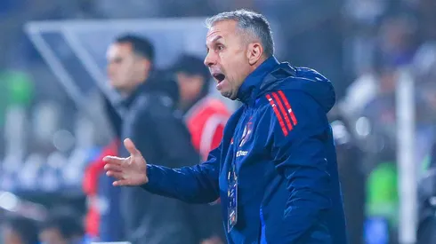 Álvarez chuteó al córner su renovación en la U