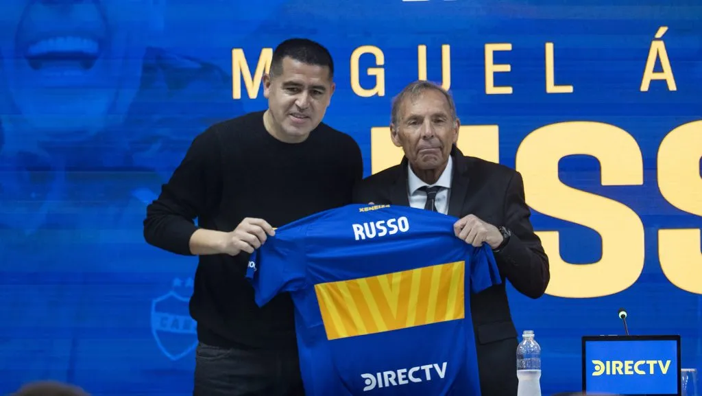 Juan Román Riquelme y Miguel Ángel Russo en su presentación como DT de Boca. (Sebastián Rodeiro/Getty Images).