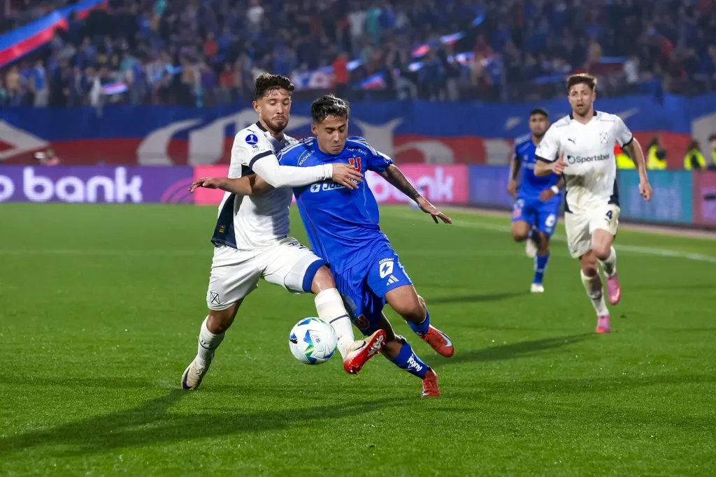 Felipe Loyola marca a Lucas Assadi en la Copa Sudamericana 2025. (Pepe Alvujar/Photosport).