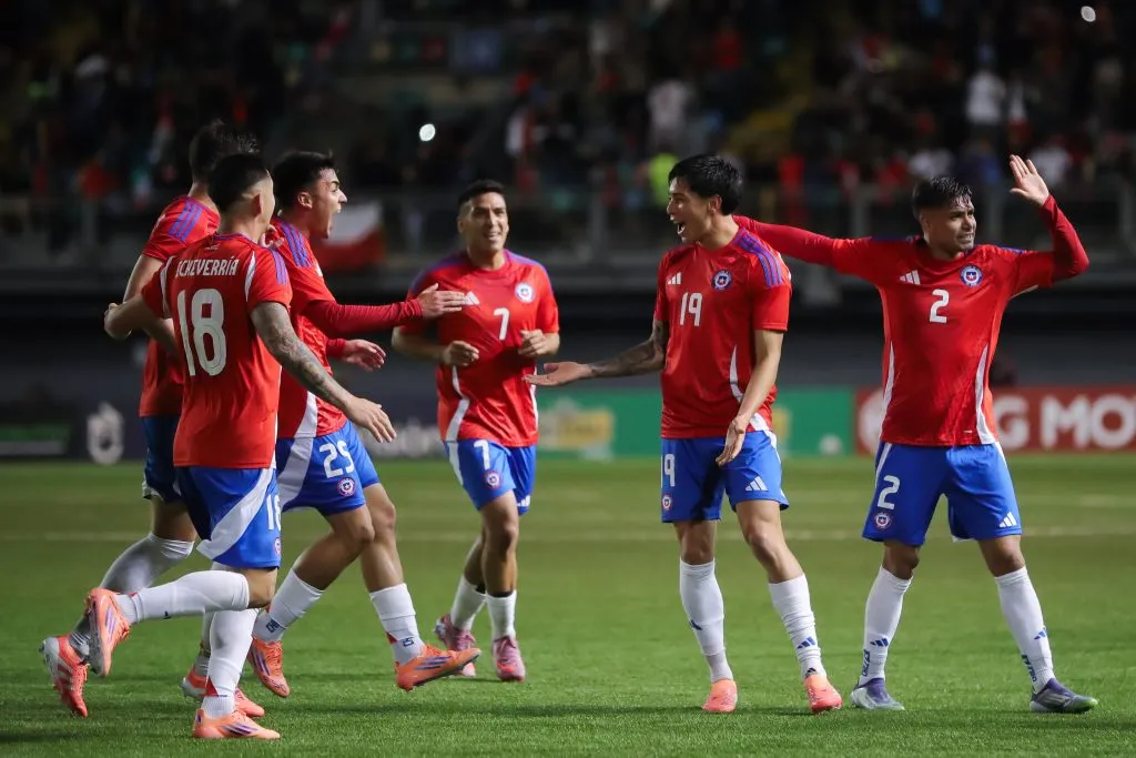 Chile celebra el afortunado gol de Maxi Gutiérrez ante los peruanos. (Felipe Zanca/Photosport).
