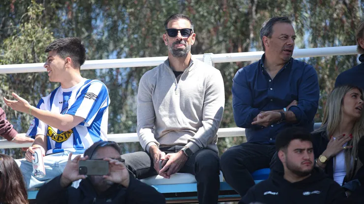 Ruud van Nistelrooy como un hincha más en San Bernardo.