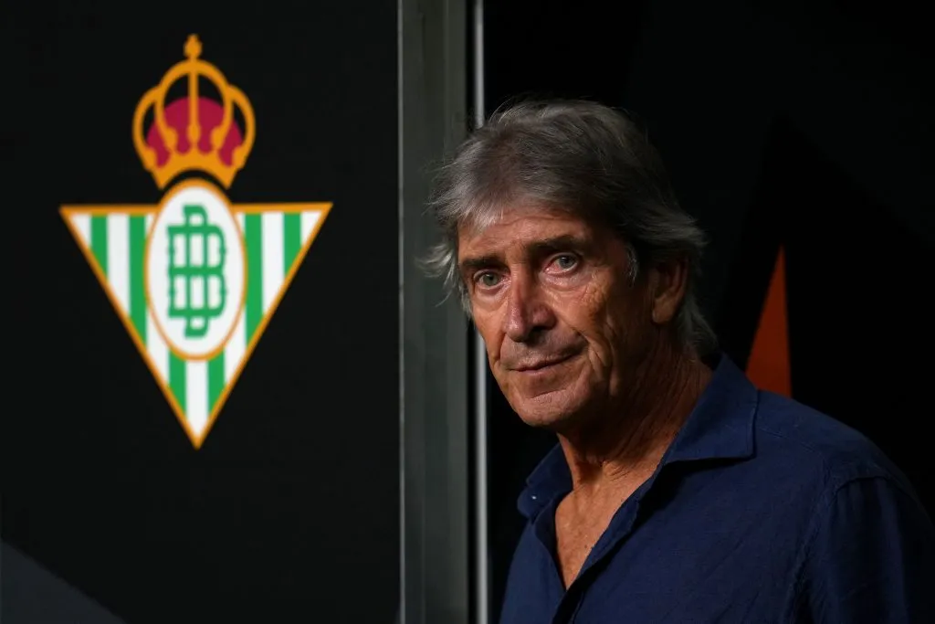 Manuel Pellegrini por ahora piensa en el futuro del Betis y Chile se ve cada vez más lejos. Foto: Getty Images.