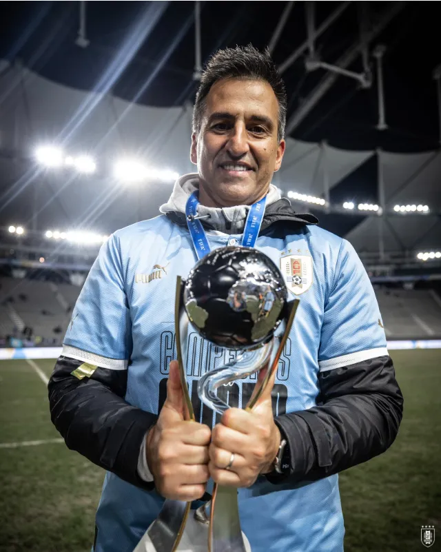 Marcelo Broli con el título mundial que ganó junto a Uruguay Sub 20. (Foto: Uruguay).