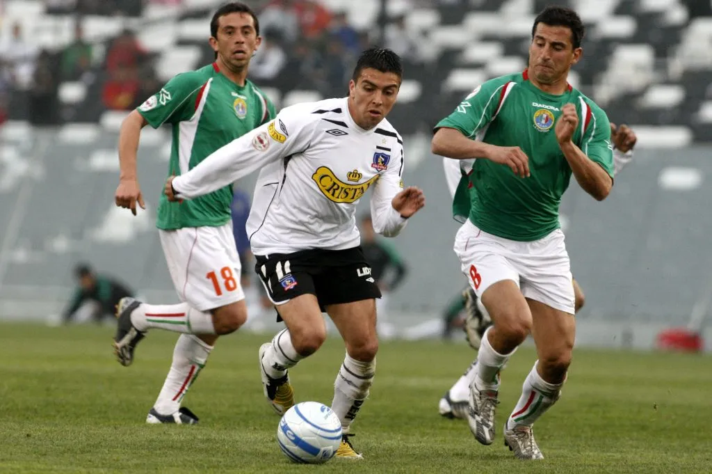 Marcelo Broli marca a Gonzalo Fierro ante la mirada de Christian Reynero, hoy ayudante de Miguel Ramírez en Unión Española. (CLAUDIO DIAZ/PHOTOSPORT).