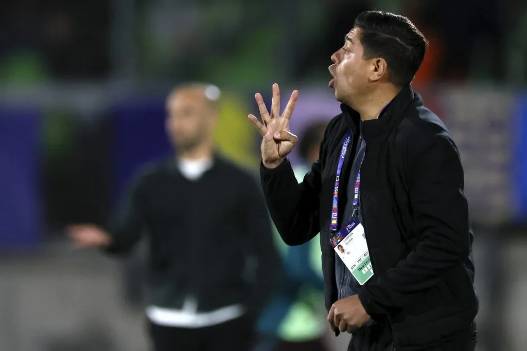 Nicolás Córdova da indicaciones en la dura derrota frente a México. (Andres Pina/Photosport).