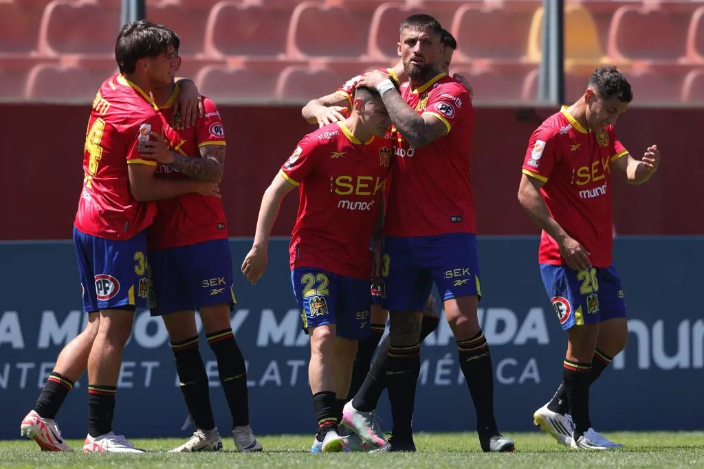 Pablo Aránguiz recibe las felicitaciones de Ignacio Jeraldino. (Felipe Zanca/Photosport).