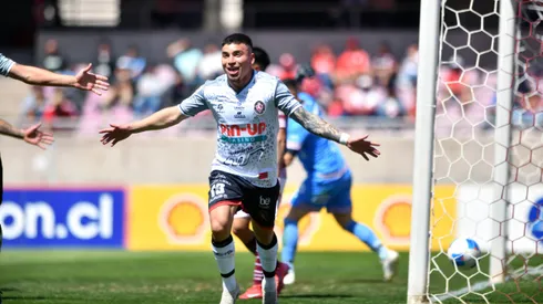 Popín Castro celebra uno de sus tantos ante La Serena.