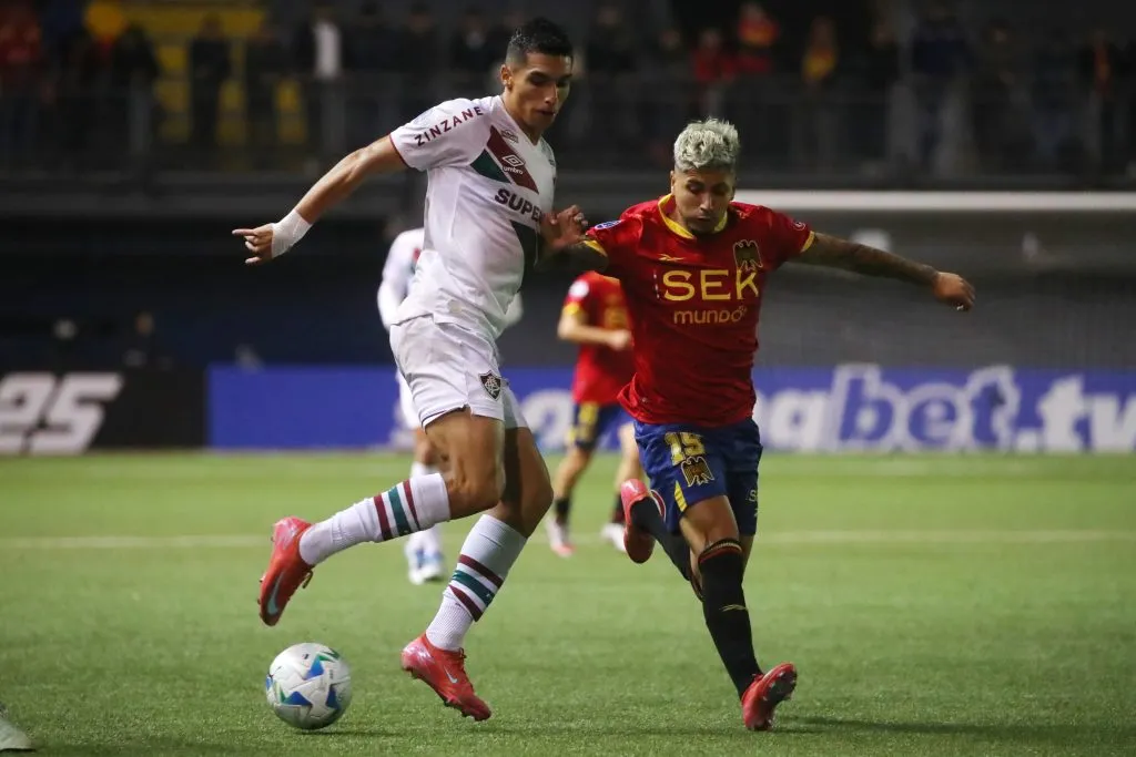 Kevin Serna en acción ante la Unión Española. (Jonnathan Oyarzun/Photosport).