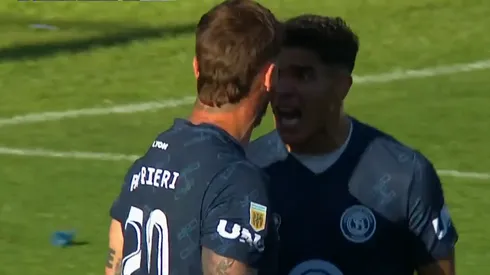 Estos dos zagueros centrales tuvieron un encontrón por una jugada que pudo ser gol y no fue.