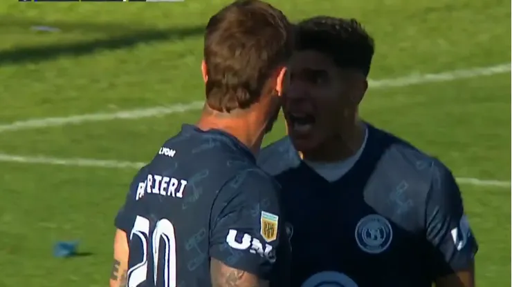 Estos dos zagueros centrales tuvieron un encontrón por una jugada que pudo ser gol y no fue.
