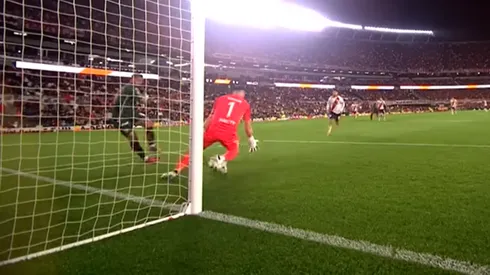 Iván Morales estuvo muy rápido para aprovechar un error grosero de Franco Armani.