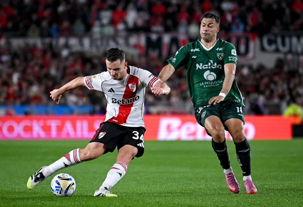 Iván Morales presiona a Giuliano Galoppo en la victoria de Sarmiento ante River. (Marcelo Endelli/Getty Images).