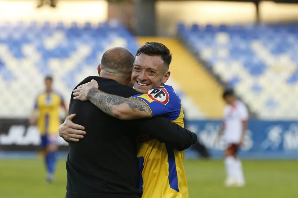 Cristian la Nona Muñoz se abraza con Yerco Oyanedel, autor del 2-0 ante Curicó Unido. (MARCO VAZQUEZ/Photosport).