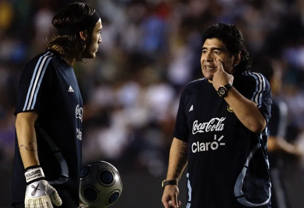 Cristian Campestrini recibe consejos de Diego Maradona en la selección. (Cedida).