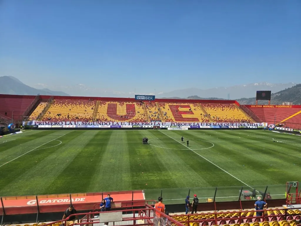 Este es el lienzo que instalaron los hinchas de la U en medio de los rumores de salida de Gustavo Álvarez. Foto: RedGol