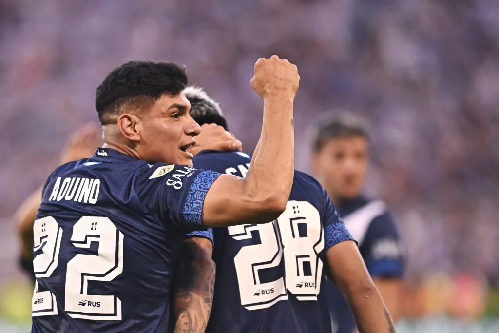Claudio Aquino celebra junto a Maher Carrizo en Vélez Sarsfield cuando fueron campeones. (Rodrigo Valle/Getty Images).
